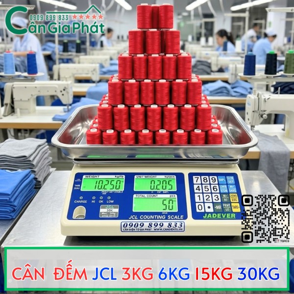 Cân đếm điện tử Jadever JCL đang cân nhiều ống chỉ đỏ trong xưởng may